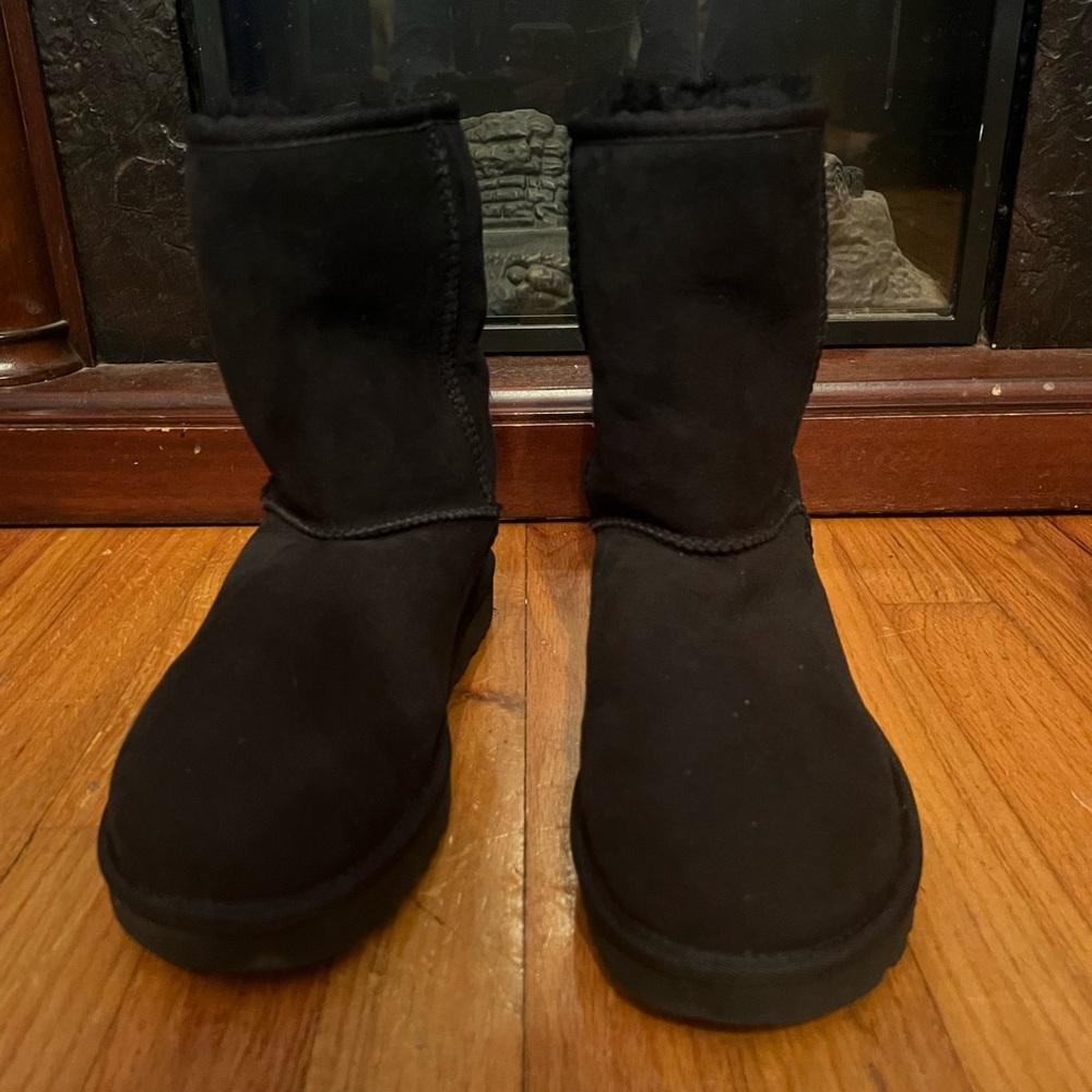 NEW Black Uggs size 8